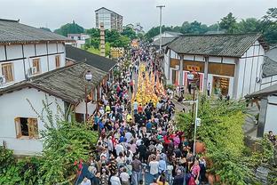 ?太帅了啊！库里抢断后左手转体背后骚传送穆迪扣空篮！